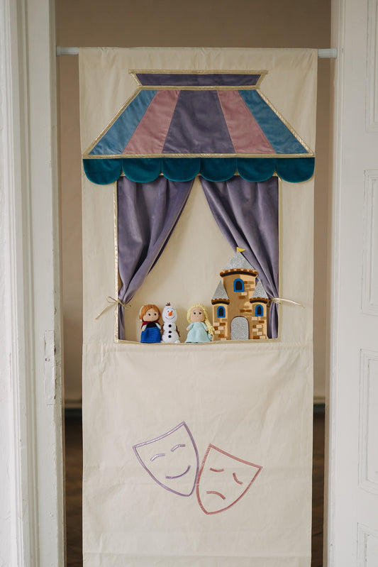 Doorway puppet theatre Lilac & Puppet