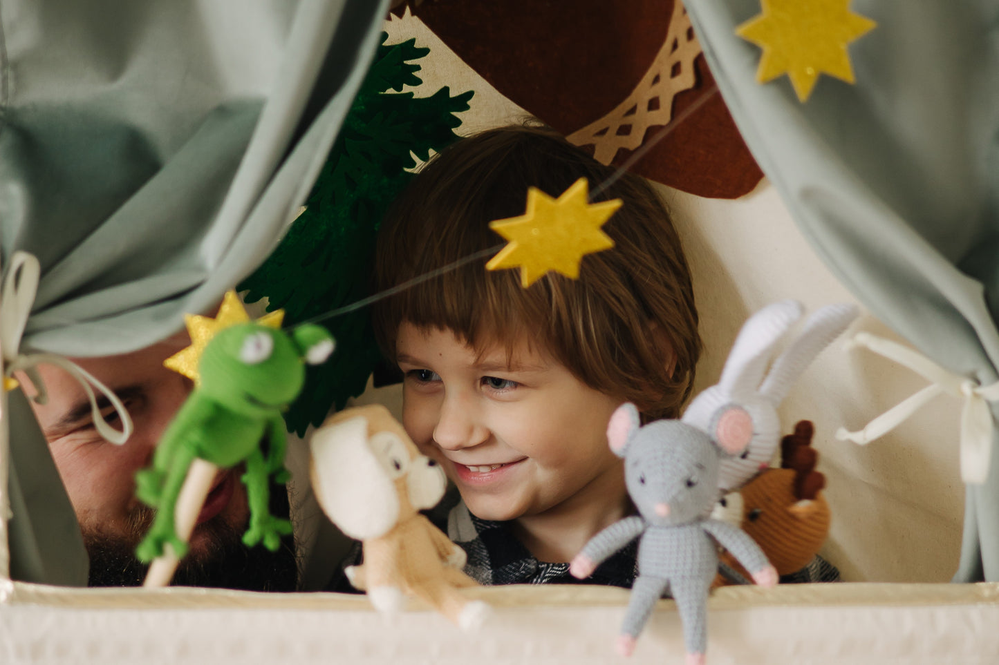 Doorway puppet theatre & Puppet