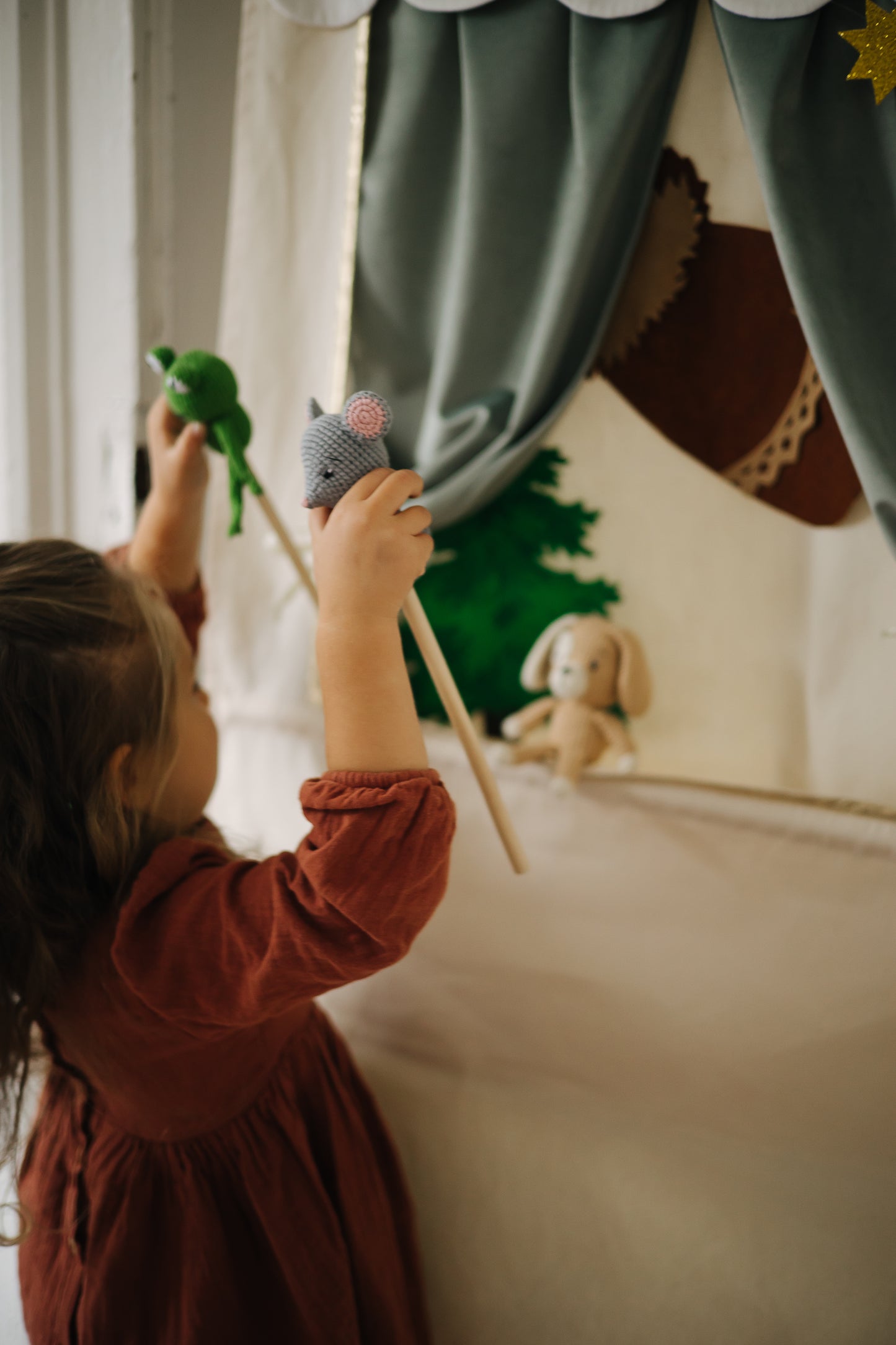 Doorway puppet theatre & Puppet