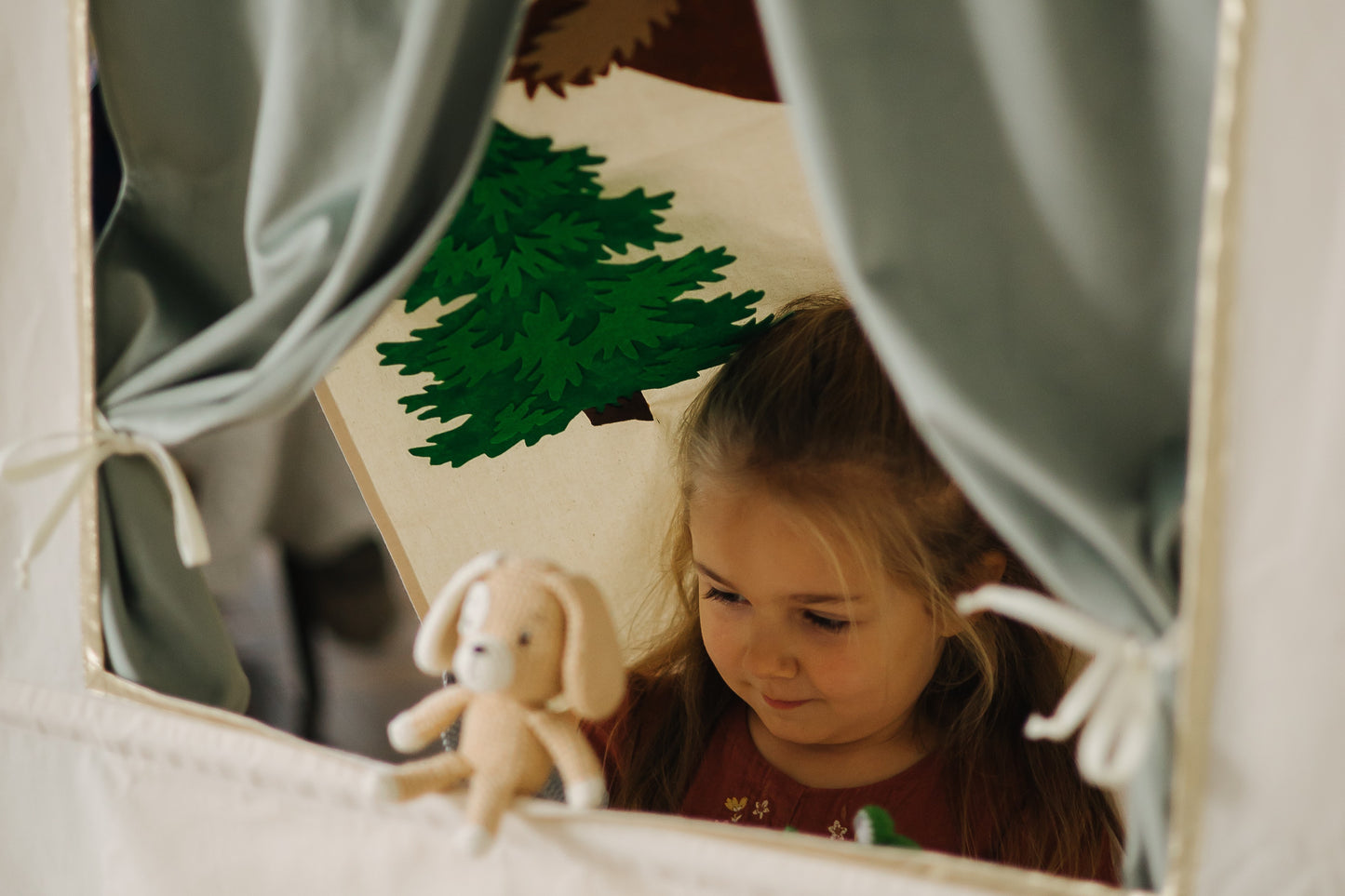 Doorway puppet theatre & Puppet