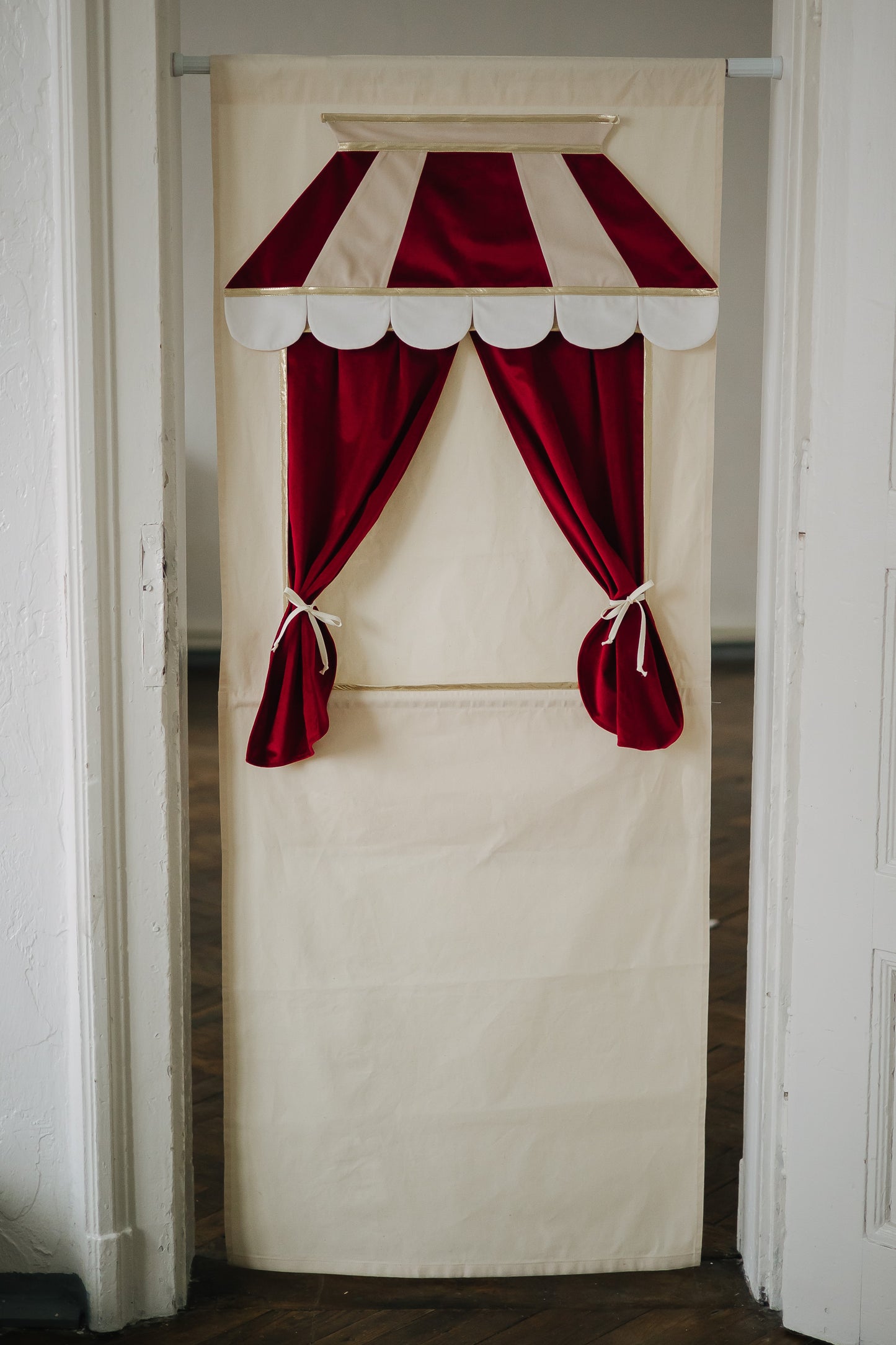Doorway puppet theatre Red & Puppet