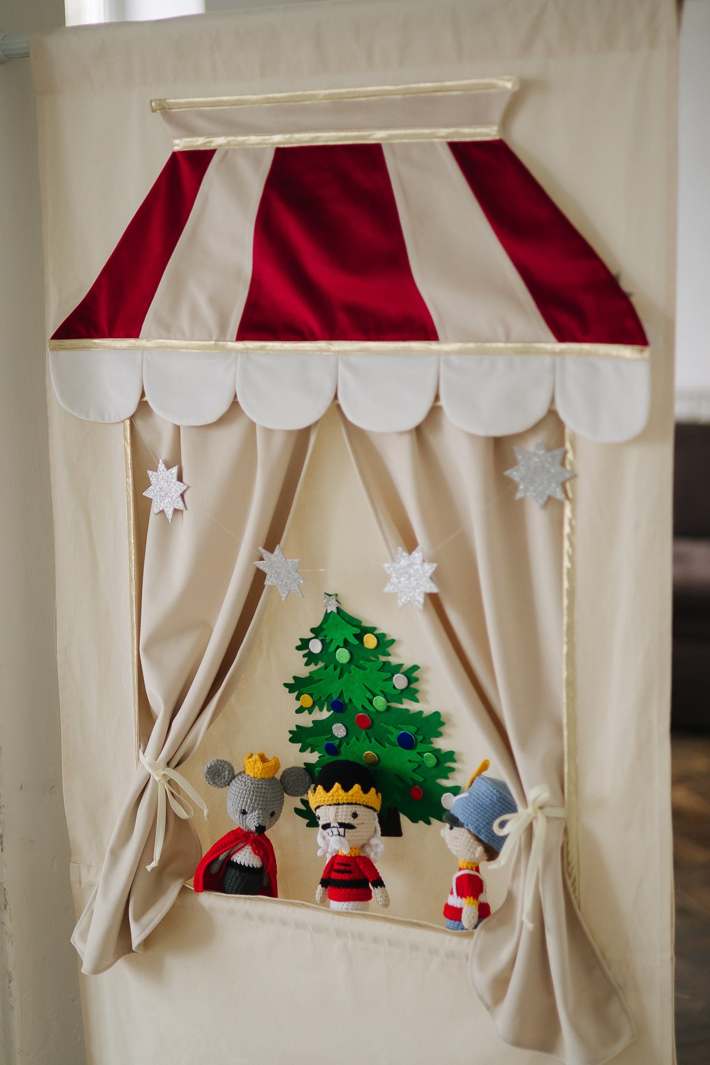 Doorway puppet theatre & Puppet