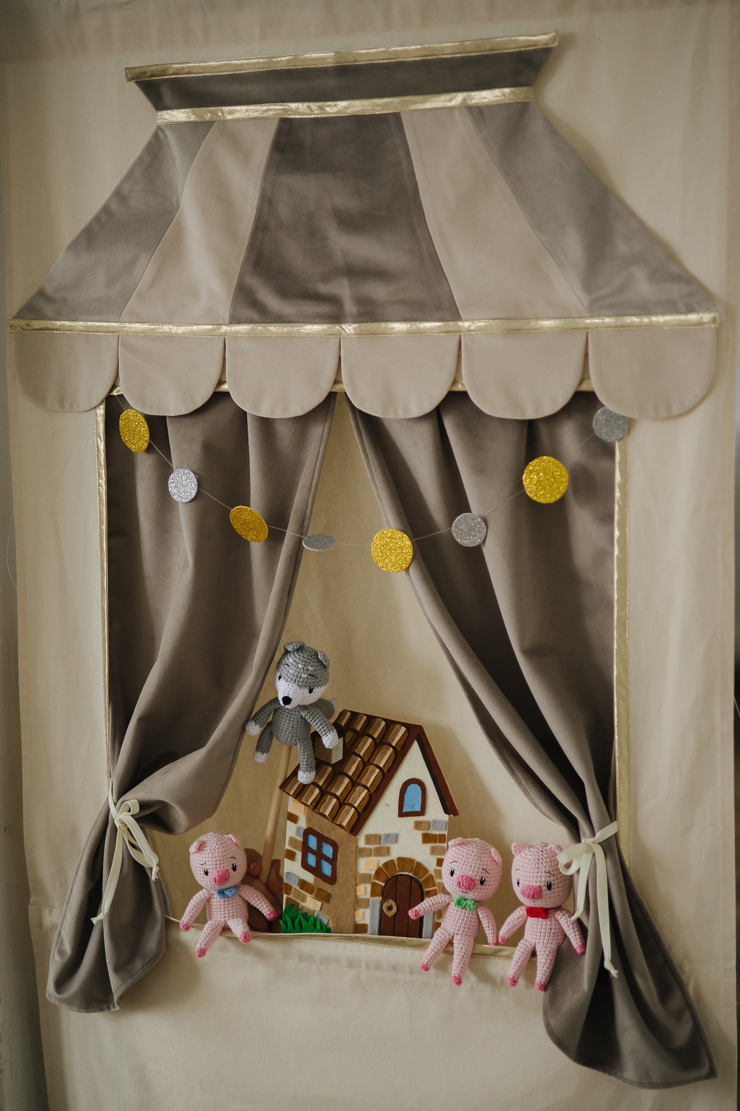 Doorway puppet theatre & Puppet